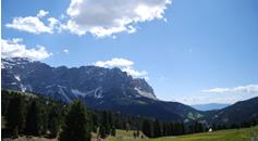Kurvenspass in den Dolomiten Herbst
