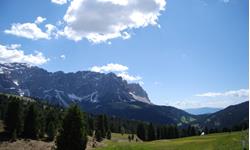 Kurvenspass in den Dolomiten Herbst