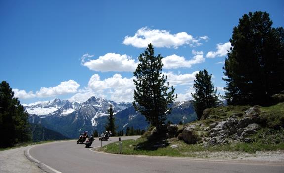 Splendidi tour in moto verso i passi alpini nel cuore delle Dolomiti!